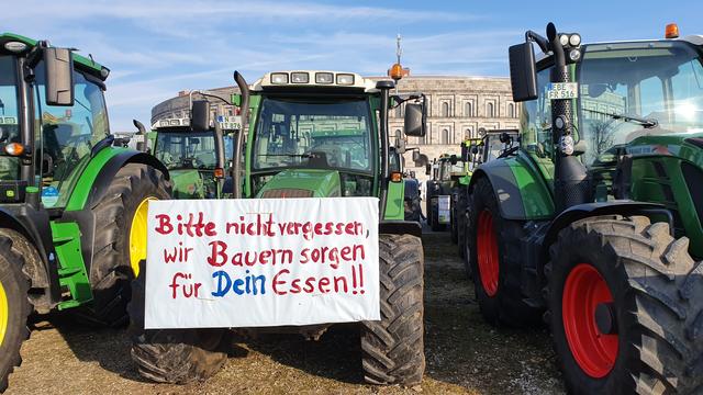 Zwischenzeitlich sind die Landwirte mit ihren Traktoren am Volksfestplatz und vor der Kongresshalle angekommen.  | Foto: Udo Dreier