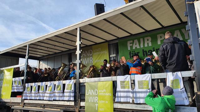 Zwischenzeitlich sind die Landwirte mit ihren Traktoren am Volksfestplatz und vor der Kongresshalle angekommen.  | Foto: Udo Dreier