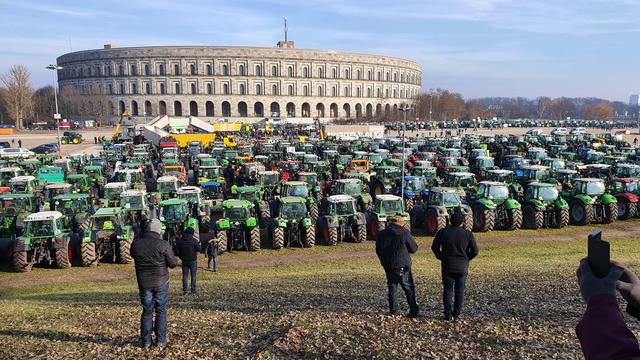 Zwischenzeitlich sind die Landwirte mit ihren Traktoren am Volksfestplatz und vor der Kongresshalle angekommen.  | Foto: Udo Dreier