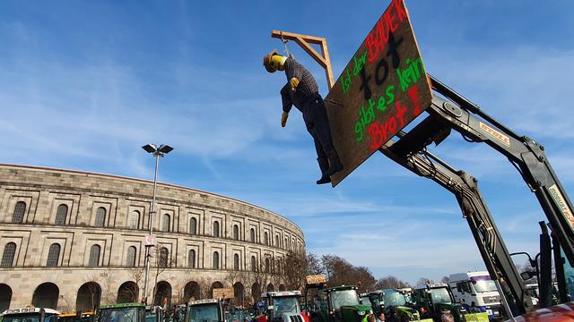 Zwischenzeitlich sind die Landwirte mit ihren Traktoren am Volksfestplatz und vor der Kongresshalle angekommen.  | Foto: Udo Dreier