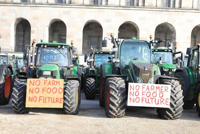 Landwirte demonstrieren mit ihren Traktoren am Volksfestplatz und vor der Kongresshalle. | Foto: Udo Dreier
