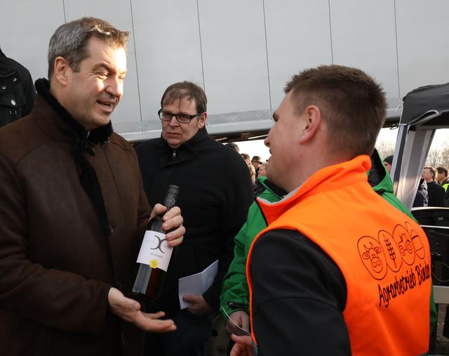 Ministerpräsident Dr. Markus Söder (l.) bei den Bauern-Protesten auf dem Volksfestplatz.  | Foto: Udo Dreier