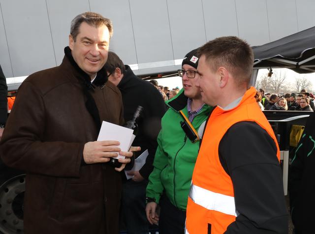 Ministerpräsident Dr. Markus Söder (l.) bei den Bauern-Protesten auf dem Volksfestplatz.  | Foto: Udo Dreier