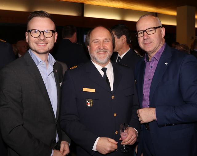 CSU-Bezirksrat Peter Daniel Forster, Polizei-
vizepräsident Adolf Blöchl und wbg-Sprecher
Dieter Barth (v.li.). | Foto: John R. Braun