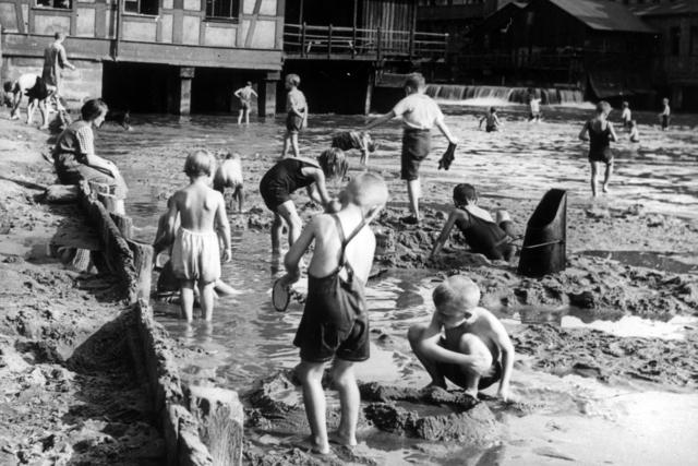Im Bereich des heutigen Nägeleinsplatzes befand sich bis in die 1940er Jahre eine zugängliche Flachwasserzone, die Kinder gern zum Spielen nutzten.