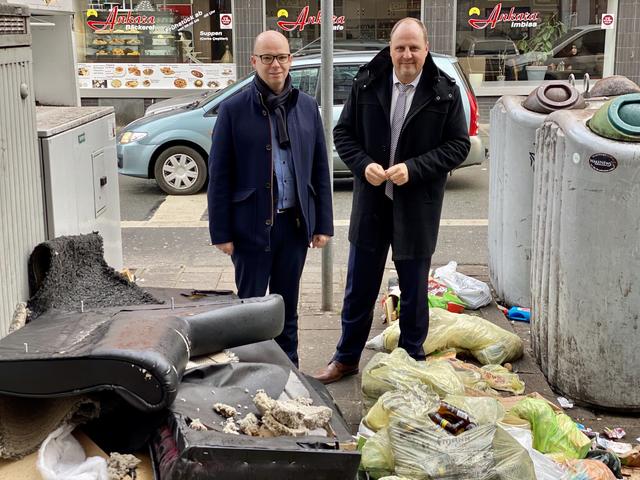 Thorsten Brehm (l.) und Christian Vogel vor einer wilden Müllablagerung an der Ecke Breitscheidstraße / Pillenreuther Straße. Zuletzt wurde hier am Freitag gereinigt, am Montag stapelt sich hier schon wieder der Müll.