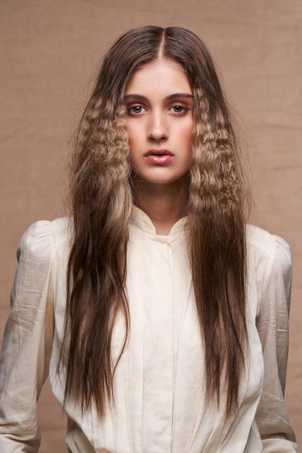 Sommerzeit ist Festivalzeit und Festivallooks der kreativen Art werden gefragter sein denn je. Braids waren gestern, Crepp ist heute. Für einen echten Boho- Look wird nur das Spotlight im Mitteilteil der geglätteten Haare gecrimpt und die Ansätze werden für mehr Volumen gekreppt. Für das perfekte Festival- Fever und absolut Instagramable. | Foto: © Zentralverband Friseurhandwerk/Mario Naegler