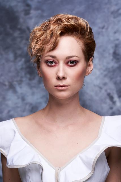 Girly Quiff: Der Bowl Cut kann je nach Lust und Laune oder Anlass auch rockig, elegant oder romantisch frisiert werden. Der Pony verleiht dem Cut seine extreme Vielseitigkeit und lässt viel Spielraum für das Styling. Er darf also auch ruhig mal wild und undone getragen werden. Mit viel Textur und gelocktem Oberkopf als Swoosh gestylt, ist der Bowl Cut die perfekte Partyfrisur für den Abend. | Foto: © Zentralverband Friseurhandwerk/Mario Naegler