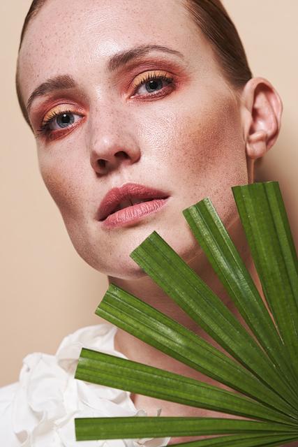 Neben einem natürlich anmutenden matten Make-Up mit Betonung auf den Wangenknochen, liegen hier die Augen ganz klar im Fokus. Das bewegliche Lid und der untere Wimpernkranz werden mit einem matten kupfer-roten Lidschatten in einer sehr runden Form geschminkt und rauchig auslaufend verblendet. Gehighlightet wird das bewegliche Lid mit einem matten gelben Lidschatten. Die oberen Wimpern werden stark getuscht und die Augenbrauen mit Augenbrauenpuder aufgefüllt. Für das richtige Finish werden die Lippen mit einem satin-rotbraunen Lippenstift ausgemalt. Der Sommer kann kommen! | Foto: © Zentralverband Friseurhandwerk/Mario Naegler