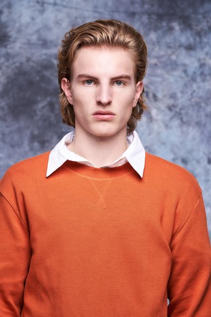 Für eine extra Brise Coolness wird das längere Haar mit Gel unkompliziert nach hintengelegt. Die Slicked-Back- Frisur ist zeitlos und verhilft zu einem Casual Chic. Der perfekte Business- oder Ausgehlook. | Foto: © Zentralverband Friseurhandwerk/Mario Naegler