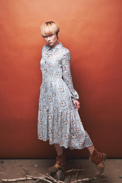 Der Bowl Cut ist mehr als nur ein Haarschnitt – er setzt ein Statement für Offenheit und Stärke. Mit weichen und fedrigen Schnittführungen suggeriert der Look gleichzeitig aber auch eine Leichtigkeit in der Gesamtoptik und wirkt sehr feminin. Das lange Deckhaar fällt weich und rund ins Gesicht und erzeugt viel Bewegung und Volumen. Durch die Aufhellung der Längen und Spitzen des Oberkopfes und der Veredelung im hippen Peach geht mit dem Look die Sonne auf. | Foto: © Zentralverband Friseurhandwerk/Mario Naegler
