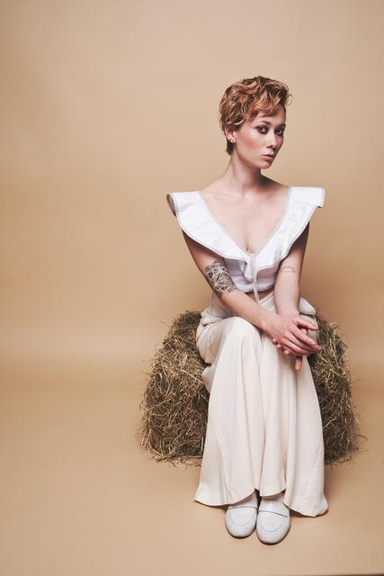 Girly Quiff: Der Bowl Cut kann je nach Lust und Laune oder Anlass auch rockig, elegant oder romantisch frisiert werden. Der Pony verleiht dem Cut seine extreme Vielseitigkeit und lässt viel Spielraum für das Styling. Er darf also auch ruhig mal wild und undone getragen werden. Mit viel Textur und gelocktem Oberkopf als Swoosh gestylt, ist der Bowl Cut die perfekte Partyfrisur für den Abend. | Foto: © Zentralverband Friseurhandwerk/Mario Naegler