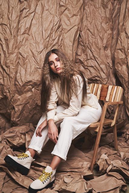 Sommerzeit ist Festivalzeit und Festivallooks der kreativen Art werden gefragter sein denn je. Braids waren gestern, Crepp ist heute. Für einen echten Boho- Look wird nur das Spotlight im Mitteilteil der geglätteten Haare gecrimpt und die Ansätze werden für mehr Volumen gekreppt. Für das perfekte Festival- Fever und absolut Instagramable. | Foto: © Zentralverband Friseurhandwerk/Mario Naegler
