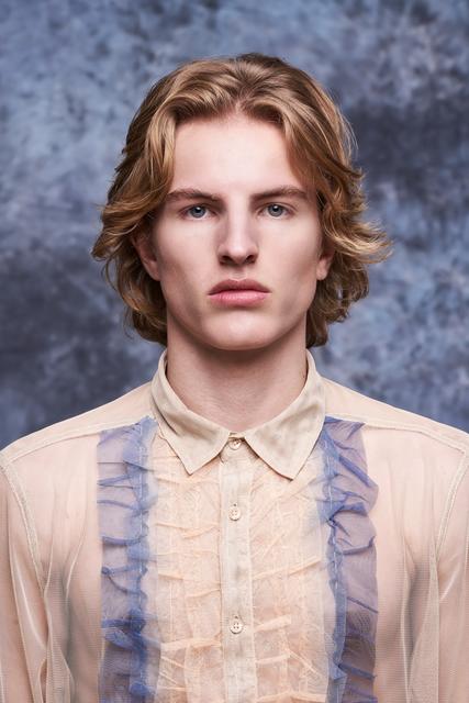 Kein Haartrend bringt das Gefühl von Sommer, Strand und Meer besser auf den Punkt als der weizenblonde Surfer-Look. Die schulterlangen Haare werden im Deckhaar, am Hinterkopf und rund um das Gesicht stark durchgestuft. Ein zeitloser Look, der ein Stück Strand in die Stadt und in den Büroalltag bringt.
 | Foto: © Zentralverband Friseurhandwerk/Mario Naegler