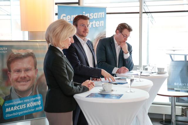 Oberbürgermeisterkandidat Marcus König (Mitte) und Bürgermeisterkandidatin Prof. Dr. Julia Lehner haben gemeinsam mit Michael Frieser (r.), Bezirksvorsitzender der CSU, das Wahlprogramm zur Kommunalwahl am 15. März 2020 vorgestellt.  | Foto: © CSU-Bezirksgeschäftsstelle