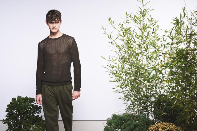 In der lockig gegelten Variante wirkt der Look dank dem längeren Deckhaar richtig lässig. Der Pony in Überlänge wird mit passenden Stylingprodukten in Form gebracht und gecurlt bis zu den Augenbrauen in die Stirn gelegt. Geswirlte Locken sind diese Saison unser ständiger Begleiter. | Foto: © Zentralverband Friseurhandwerk/Mario Naegler