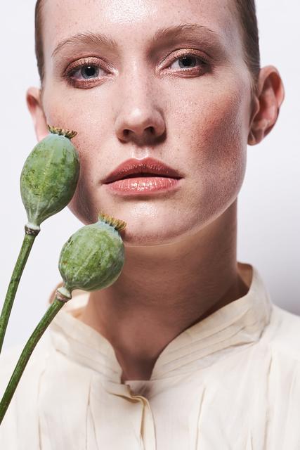 Das schimmernde Tages-Make-Up mit einem zurückhaltenden rosigen Cremerouge auf den Wangen verleiht einen frischen natürlichen Look. Metallisch-Rostrote Highlights auf dem beweglichen Lid und im Augeninnenwinkel sowie ein etwas dunkleres Metallic-Rot am unteren Wimpernkranz setzen die Augen gekonnt in Szene. Die Augenbrauen werden mit einer Brauentusche aufgefüllt und in Form gekämmt und auf die Lippen wird zum krönenden Abschluss ein Lipgloss in einem dezenten Erdton aufgetragen. | Foto: © Zentralverband Friseurhandwerk/Mario Naegler