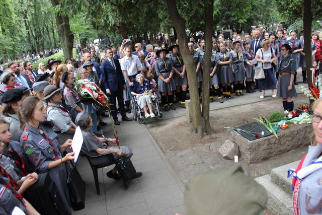 Gedenken am Grab von Jadwiga Falkowska mit polnischen Pfadfinderinnen und dem polnischen Ministerpräsidenten.