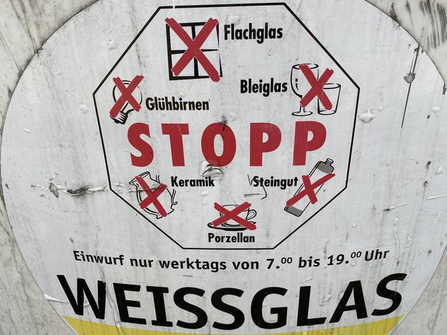Glascontainer mit Erklärung.  | Foto: Nicole Fuchsbauer