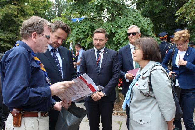 v.l.n.r.: Harald Rosteck, Rafał Kazimierz Trzaskowski (Warschauer Stadtpräsident)
rechts vorne: Teresa Tarkowska