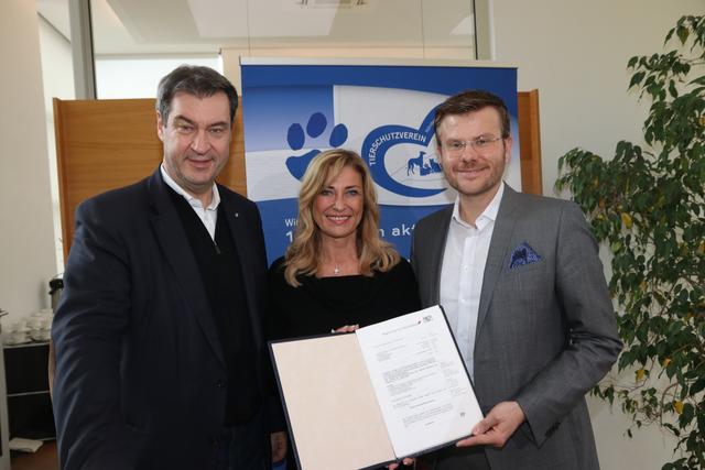 Ministerpräsident Dr. Markus Söder (l.) hat 100.000 Euro Fördergelder an die Präsidentin des Tierschutzvereins Nürnberg-Fürth und Umgebung e. V. Dagmar Wöhrl und den geschäftsführenden Vorstand Marcus König übergeben. | Foto: John R. Braun