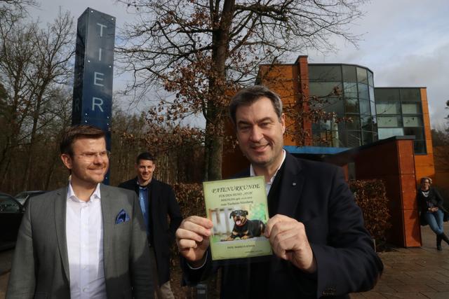 Ministerpräsident Dr. Markus Söder zeigt stolz seine Patenurkunde für den Mischling Atos.  | Foto: John R. Braun