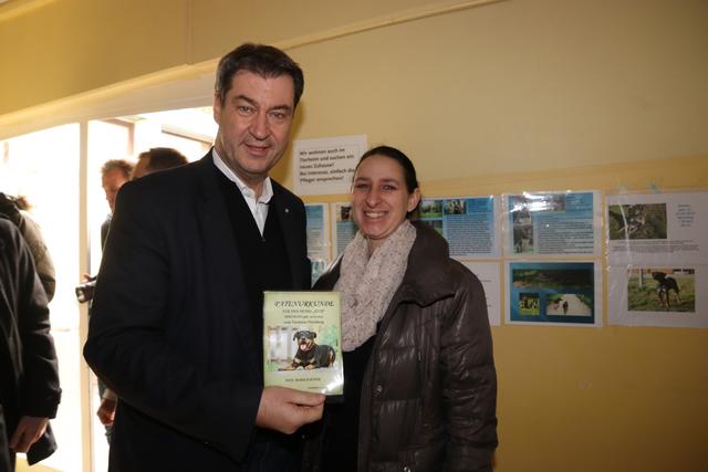 Tierheimleiterin Tanja Schnabel strahlt über das ganze Gesicht. Ministerpräsident Dr. Markus Söder brachte Fördergelder in Höhe von 100.000 Euro für die Sanierung des Hundetraktes und hat außerdem die Patenschaft für Atos übernommen.  | Foto: John R. Braun