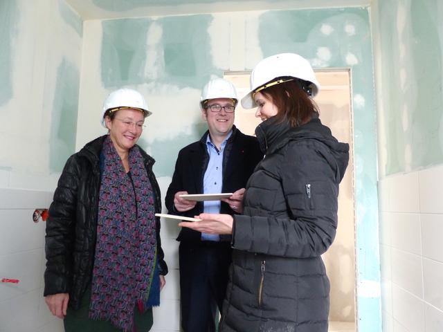 Bürgermeisterin Elisabeth Preuß und OB Florian Janik informieren sich bei Sonja Hummel (r.) von der GEWOBAU über den Fortgang der Arbeiten.
Foto: © Uwe Müller