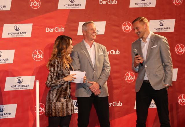 Coach Jens Keller (Mitte) und Kapitän Hanno Behrens
stellen sich den Fragen von Moderatorin Valentina Maceri. | Foto: John R. Braun