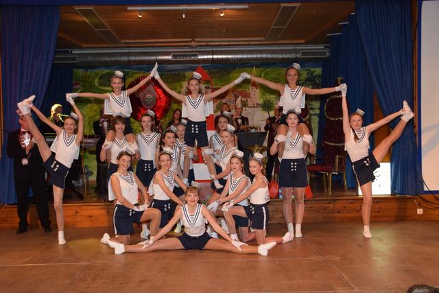 Der Juniorengarde des Schwander Carneval Club hat bei ihrem Showtanz auch viele akrobatische Elemente mit eingebaut.