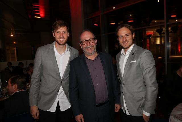 Ulrich Zeidner (Mi.) Leiter Unternehmenskommunikation NÜRNBERGER, mit den Club-Profis Asger Sörensen (li.) und Felix Lohkemper.
 | Foto: John R. Braun