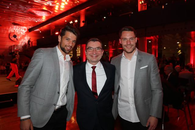 NÜRNBERGER-Vorstand Peter Meier
(Mitte) mit Torwart Christian Mathenia (li.) und Innenverteidiger Lukas Mühl.
 | Foto: John R. Braun