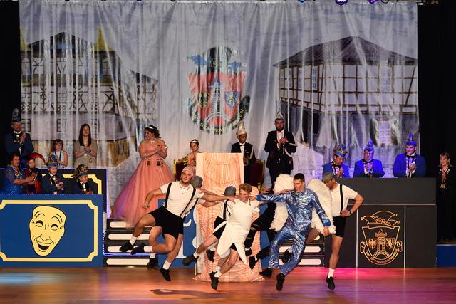 Sorgte für große Heiterkeit und viel Applaus beim Publikum: Das Männerballett der Schwabanesen zeigte bei seinem Auftritt anlässlich der Inthronisation vollen Körpereinsatz.  | Foto: Tom Reich/Schwabanesen
