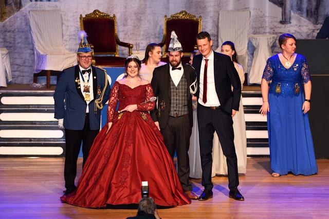 Stefan Schwarzmayr (l.) mit dem Prinzenpaar und OB Thürauf. | Foto: Tom Reich/Schwabanesen