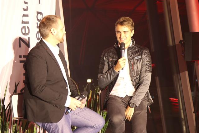 Als Live-Interviewpartner auf der Bühne: Nico Müller (re.) steht den Fans Rede und Antwort, gibt eine Vorschau auf die Saison. | Foto: Marc Stingl