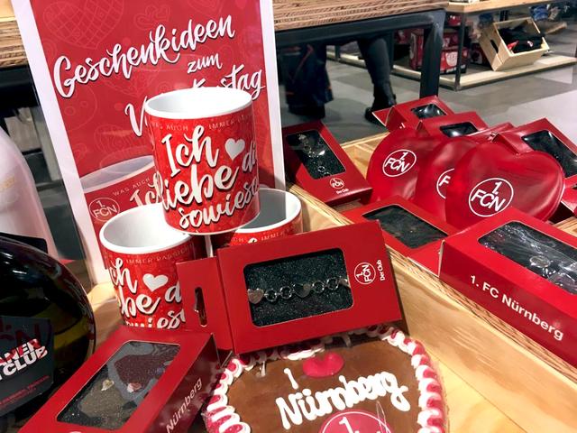 1.FCN Fan Shop - Club Fans aufgepasst! Sondertassen zum Valentinstag "Ich liebe dich sowieso", Schmuck, Kissen und  Handwärmer in Herzform. Hier können Fans ihre Liebe zum Club und zum Schatz vereinen. Josephsplatz 4
90403 Nürnberg | Foto: Melanie Admave/Edda Mammen