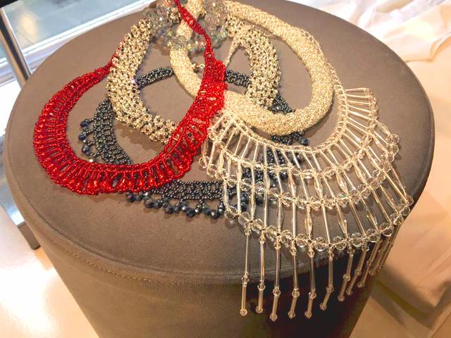 MILA CARDI Atelier, Boutique - Soll es etwas individuelles sein? Diese Schmuckstücke sind perfekt für den Valentinstag. Jedes einzelne Schmuck oder Kleiderstück wird als exklusives Unikat konzipiert und in Handarbeit gefertigt. Tucherstraße 3 90403 Nürnberg | Foto: Melanie Admave/Edda Mammen