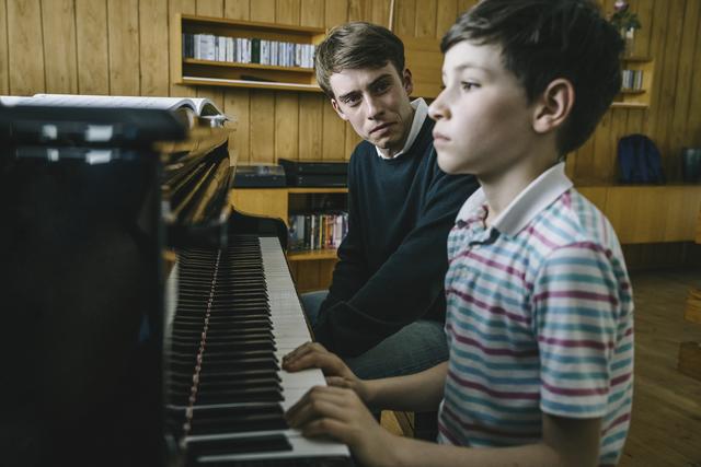 Der Nürnberger Musikhochschulstudent Lukas B. Amberger (im Hintergrund) spielt im sechsten Franken Tatort die Rolle des Anton Steiner, eines Klavierstudenten.