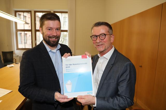 Komplizierte Kommunalwahlen: Das Wahlamt hat ein Vorwahlheft mit Informationen zu den rechtlichen Grundlagen und zur Organisation der Kommunalwahl zusammengestellt. Infos: Wahlamt Nürnberg, Unschlittplatz 7a, Telefon: 0911 231-3350, Telefax: 0911 231-7036. | Foto: Udo Dreier