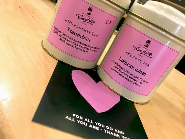 Einen kleinen Liebesbeweis für deine Traumfrau zum Valentinstag bekommst du im Kräuterhaus am Hauptmarkt in Nürnberg. Zum Beispiel der "Traumfrau"-Tee oder einen "Liebeszauber". Liebe geht ja bekanntlich durch den Magen.
Wurzelsepp
Hauptmarkt 1
90403 Nürnberg | Foto: Melanie Admave/Edda Mammen