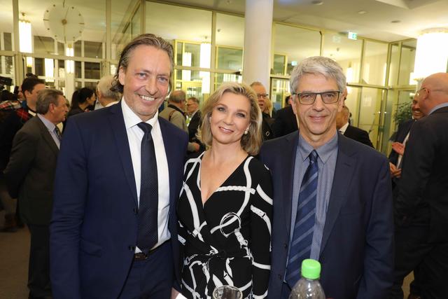 Altstadtwirt Thomas Förster („Bratwurst Röslein“) mit Gabriele Degelmann und deren Ehemann Dr. Armin Zitzmann, CEO NÜRNBERGER. | Foto: Udo Dreier