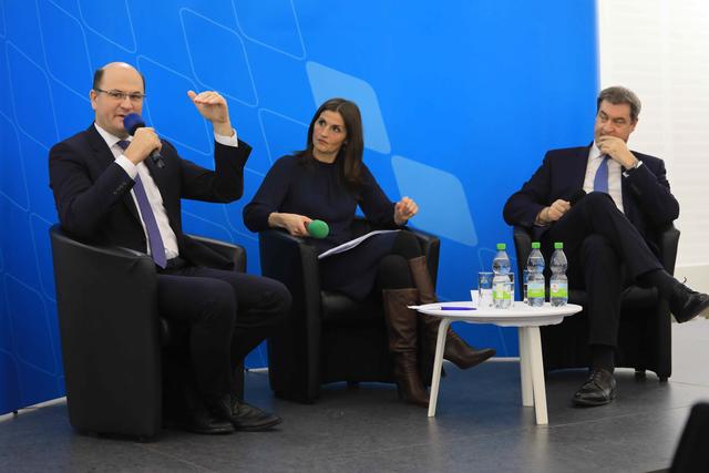 Talkrunde im Ministerium: Hausherr Minister Albert Füracker und Ministerpräsident Dr. Markus Söder stellten sich den Fragen der „Schiederin“. | Foto: Udo Dreier