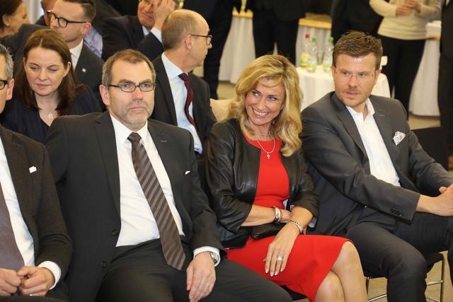 Finanzreferent und Stadtkämmerer Harald Riedel (li.), TV-Löwin und Investorin Dagmar Wöhrl, und Oberbürgermeisterkandidat Marcus König. | Foto: Udo Dreier
