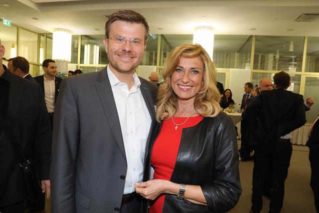 TV-Löwin und Investorin Dagmar Wöhrl und Oberbürgermeisterkandidat Marcus König. | Foto: Udo Dreier