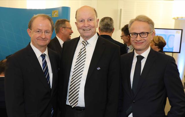 Handwerkskammerpräsident Prof. Elmar Forster, Unternehmer Gunther Oschmann, Dr. Michael Kläver (Sparkasse Nbg., v.li.). | Foto: Udo Dreier