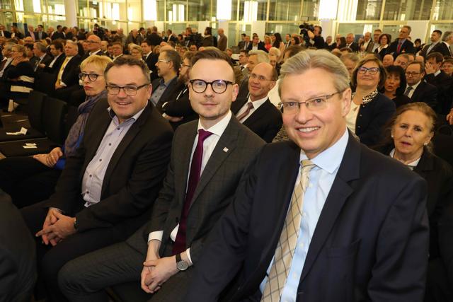 Bezirksräte Michael Maderer und Peter Daniel Forster mit NürnbergMesse-Vorstandschef Dr. Roland Fleck (v.li.). | Foto: Udo Dreier