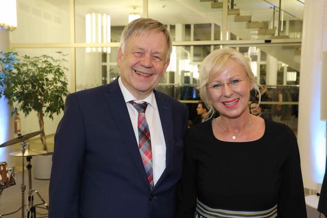 Landtagsvizepräsident Karl Freller mit Gerlinde Mathes. | Foto: Udo Dreier