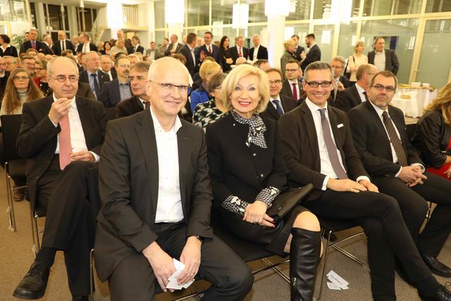 Dritter Bürgermeister Dr. Klemens Gsell (2.v.l.) mit Nürnbergs Kulturreferentin Prof. Dr. Julia Lehner. | Foto: Udo Dreier