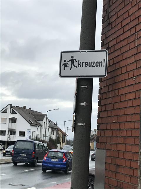 Neue Hinweistafeln für zusätzliche Sicherheit der Schulkinder