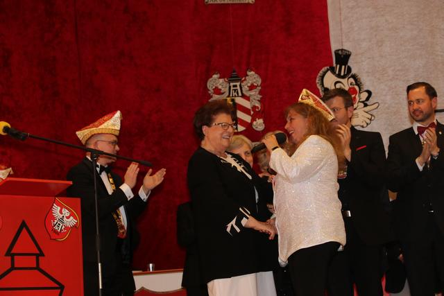 Goldene Eule am roten Band für Landtagspräsidentin a.D. Barbara Stamm bei der Prunksitzung der Ak 04 im Gesellschaftshaus Gartenstadt. | Foto: John R. Braun